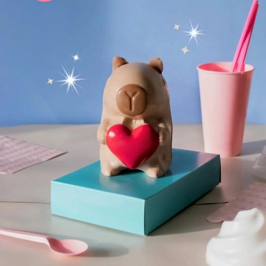 Figura de capibara con corazón